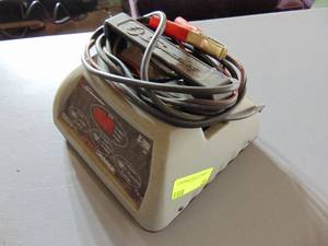 lot 28 image: Battery Charger