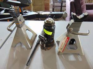 lot 31 image: Lot of Jacks