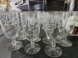 lot 101 image: Beautiful Set of Etched Vintage Drinking Glasses
