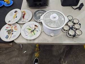 lot 113 image: Lot with Cute Plates and Kitchen Items
