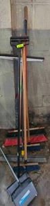 lot 392 image: Lot of brooms