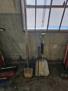 lot 393 image: Lot Of Shovels