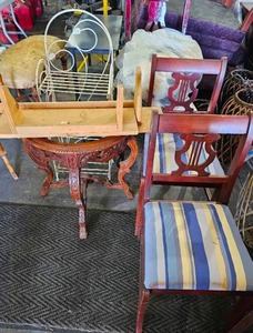 lot 390 image: Lot Of Furniture
