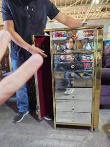 lot 407 image: Mirrored Vintage Jewelry Cabinet